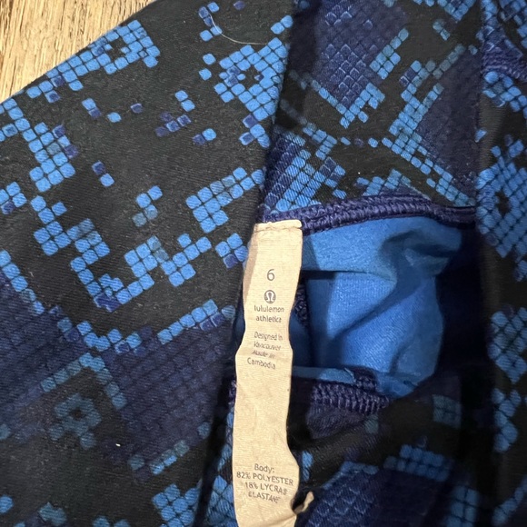 Lululemon size 6 tights - shinier material- higher waist- good for tummy - Picture 4 of 4